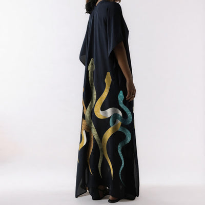 Olivenorma Schlangen-Kaftankleid in Schwarz