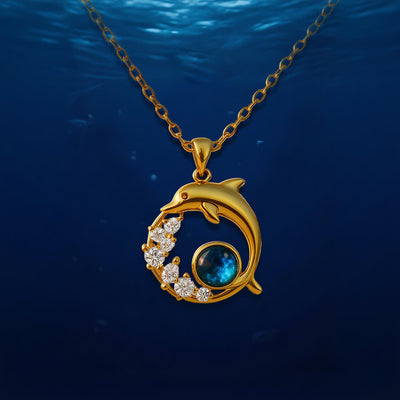 Olivenorma Guardians of the Ocean's Heart – Halskette mit Delfin und Meerjungfrau - Goldener blauer Kristalldelfin - image 1
