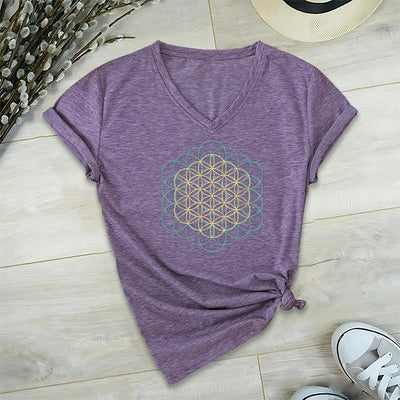 Olivenorma T-Shirt mit V-Ausschnitt und geometrischem Motiv „Blume des Lebens – Abwehr des Bösen“ - Lila - 2XL - image 1