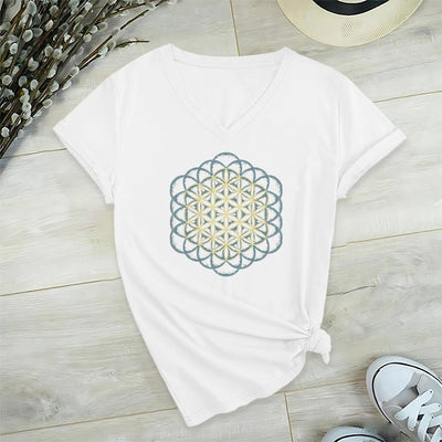 Olivenorma T-Shirt mit V-Ausschnitt und geometrischem Motiv „Blume des Lebens – Abwehr des Bösen“ - Weiß - 2XL - image 14