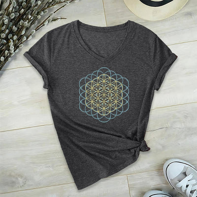 Olivenorma T-Shirt mit V-Ausschnitt und geometrischem Motiv „Blume des Lebens – Abwehr des Bösen“ - Grau - 2XL - image 12
