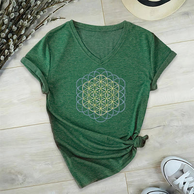 Olivenorma T-Shirt mit V-Ausschnitt und geometrischem Motiv „Blume des Lebens – Abwehr des Bösen“ - Grün - 2XL - image 20