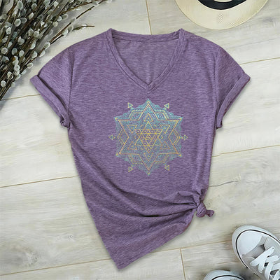 Olivenorma Metatros Würfelsymbol Heilige Geometrie Heilung Tee V-Ausschnitt Spirituelles T-Shirt - Lila - 2XL - image 23