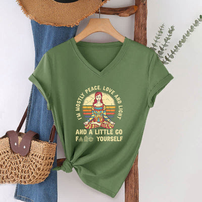 Olivenorma Yoga-T-Shirt „Ich bin hauptsächlich Frieden, Liebe und Licht“ - image 15