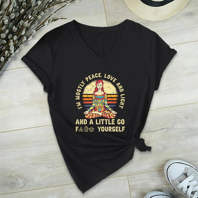 Olivenorma Yoga-T-Shirt „Ich bin hauptsächlich Frieden, Liebe und Licht“ - Schwarz - 2XL - image 1
