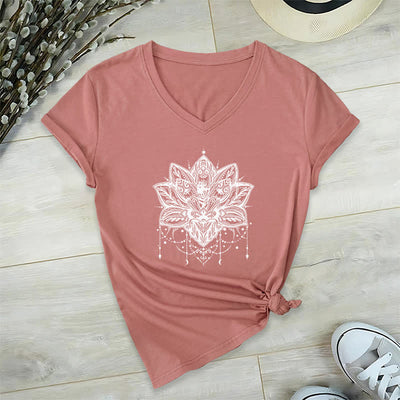 Olivenorma – T-Shirt mit V-Ausschnitt und Lotus-Print - Rosa - 2XL - image 1