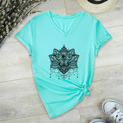 Olivenorma – T-Shirt mit V-Ausschnitt und Lotus-Print - Seeblau - 2XL - image 23