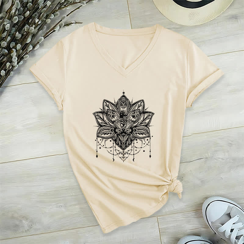 Olivenorma – T-Shirt mit V-Ausschnitt und Lotus-Print - Khaki - 2XL - image 21