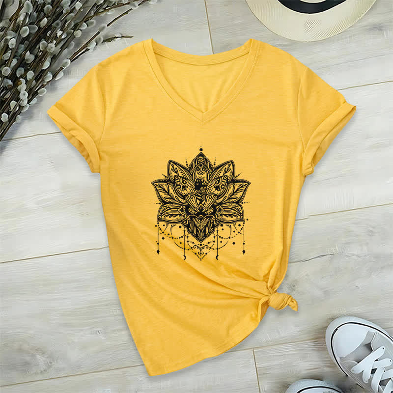 Olivenorma – T-Shirt mit V-Ausschnitt und Lotus-Print - Gelb - 2XL - image 17