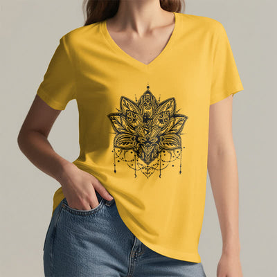 Olivenorma – T-Shirt mit V-Ausschnitt und Lotus-Print - image 18