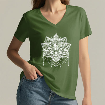 Olivenorma – T-Shirt mit V-Ausschnitt und Lotus-Print - image 10