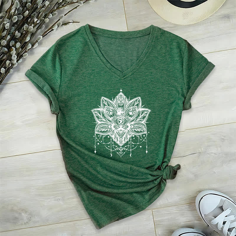 Olivenorma – T-Shirt mit V-Ausschnitt und Lotus-Print - Dunkelgrün - 2XL - image 7