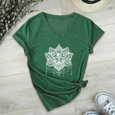 Olivenorma – T-Shirt mit V-Ausschnitt und Lotus-Print - Dunkelgrün - 2XL - image 7