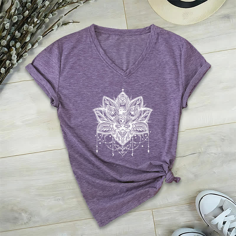 Olivenorma – T-Shirt mit V-Ausschnitt und Lotus-Print - Lila - 2XL - image 25