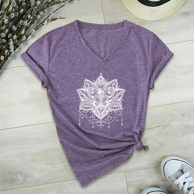 Olivenorma – T-Shirt mit V-Ausschnitt und Lotus-Print - Lila - 2XL - image 25