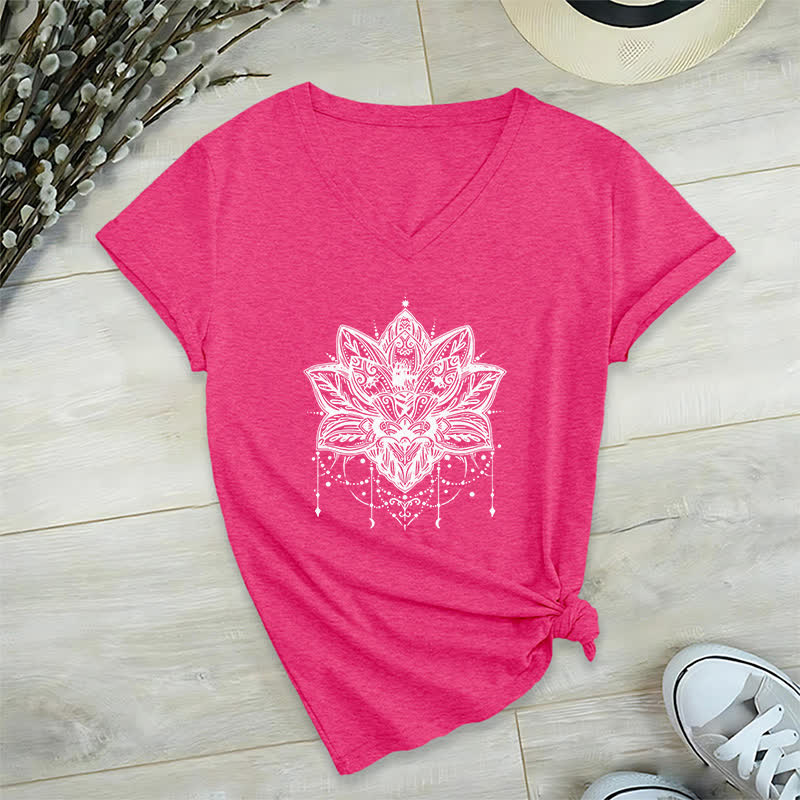 Olivenorma – T-Shirt mit V-Ausschnitt und Lotus-Print - Rosenrot - 2XL - image 19
