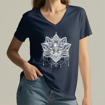 Olivenorma – T-Shirt mit V-Ausschnitt und Lotus-Print - image 6