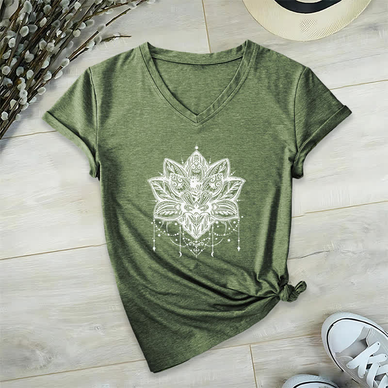 Olivenorma – T-Shirt mit V-Ausschnitt und Lotus-Print - Olivgrün - 2XL - image 9