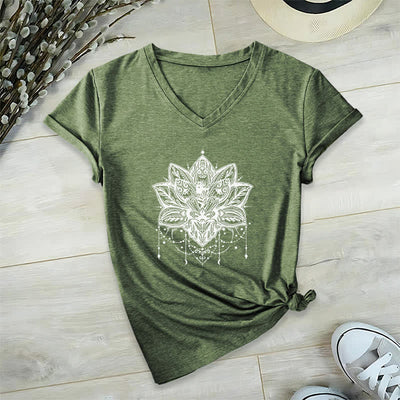 Olivenorma – T-Shirt mit V-Ausschnitt und Lotus-Print - Olivgrün - 2XL - image 9