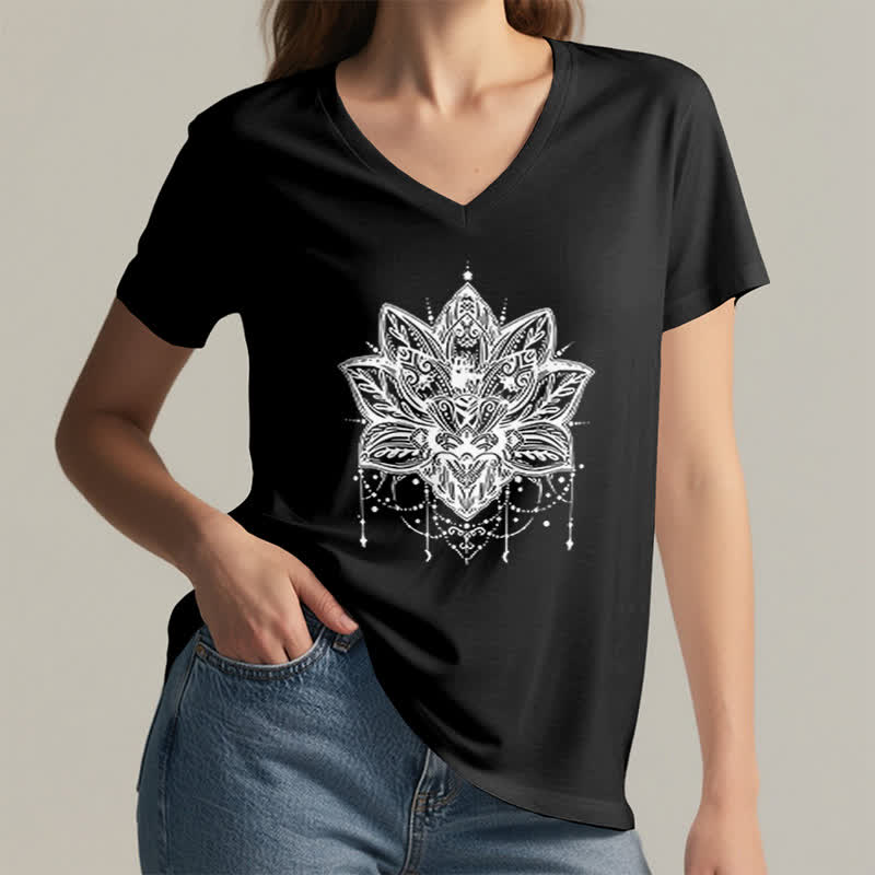 Olivenorma – T-Shirt mit V-Ausschnitt und Lotus-Print - image 14