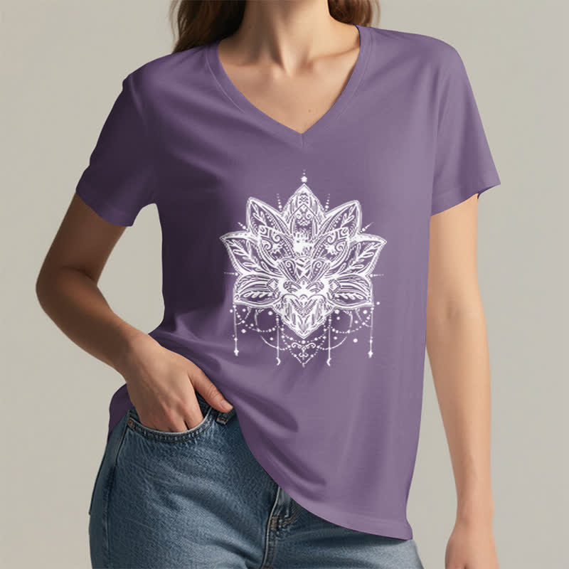 Olivenorma – T-Shirt mit V-Ausschnitt und Lotus-Print - image 26