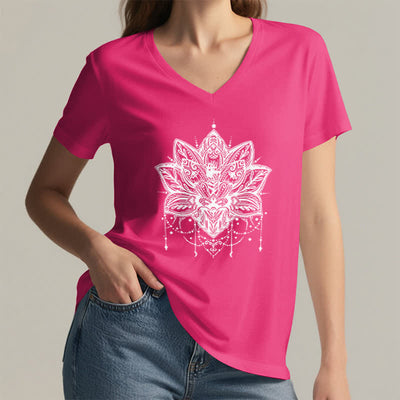Olivenorma – T-Shirt mit V-Ausschnitt und Lotus-Print - image 20