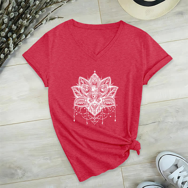 Olivenorma – T-Shirt mit V-Ausschnitt und Lotus-Print - Rot - 2XL - image 15