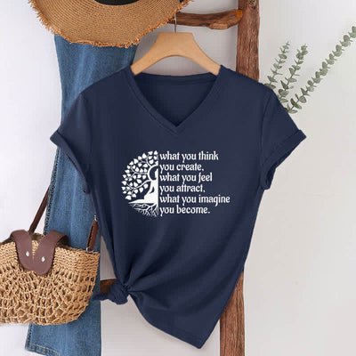 Olivenorma T-Shirt mit V-Ausschnitt „Was du denkst, erschaffst du“ - Marineblau - 2XL - image 3