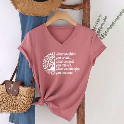 Olivenorma T-Shirt mit V-Ausschnitt „Was du denkst, erschaffst du“ - Rosa - 2XL - image 17