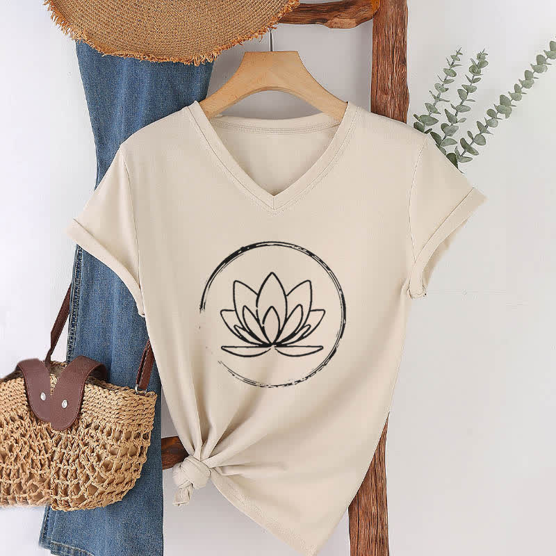 Olivenorma Boho-T-Shirt mit lockerem V-Ausschnitt und Lotusblume - Khaki - 2XL - image 21