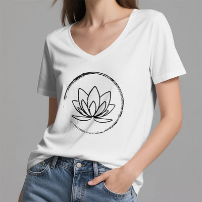 Olivenorma Boho-T-Shirt mit lockerem V-Ausschnitt und Lotusblume - image 4