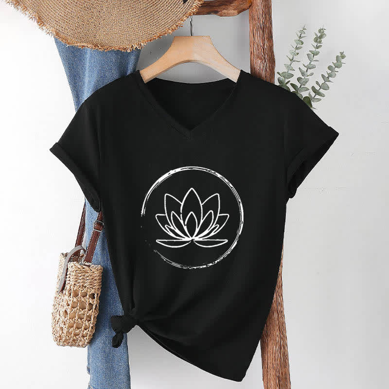 Olivenorma Boho-T-Shirt mit lockerem V-Ausschnitt und Lotusblume - Schwarz - 2XL - image 13
