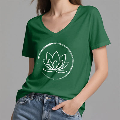 Olivenorma Boho-T-Shirt mit lockerem V-Ausschnitt und Lotusblume - image 8