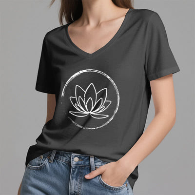 Olivenorma Boho-T-Shirt mit lockerem V-Ausschnitt und Lotusblume - image 12