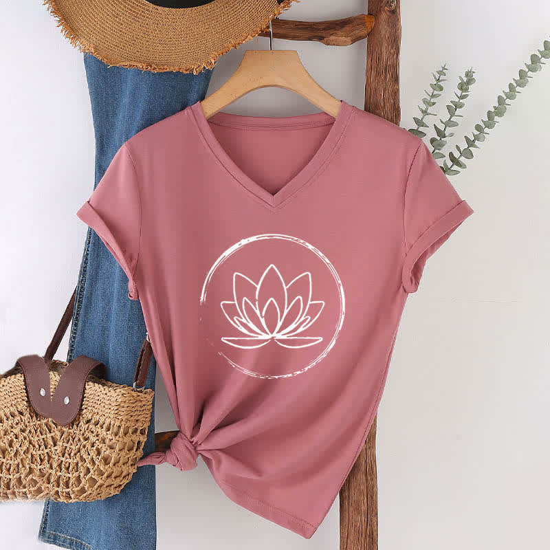 Olivenorma Boho-T-Shirt mit lockerem V-Ausschnitt und Lotusblume - Rosa - 2XL - image 1