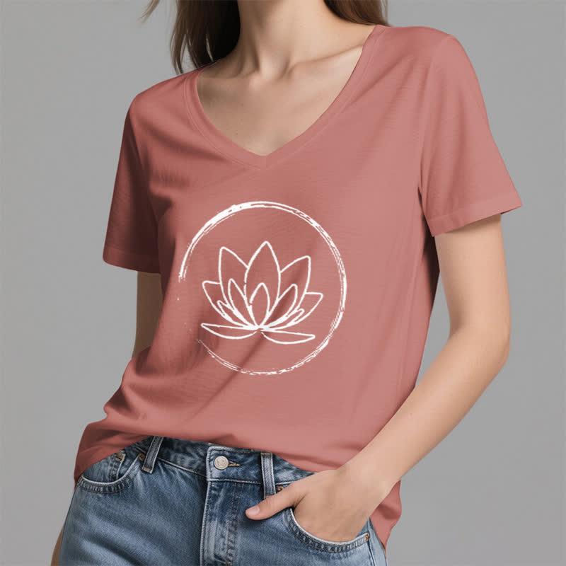 Olivenorma Boho-T-Shirt mit lockerem V-Ausschnitt und Lotusblume - image 2