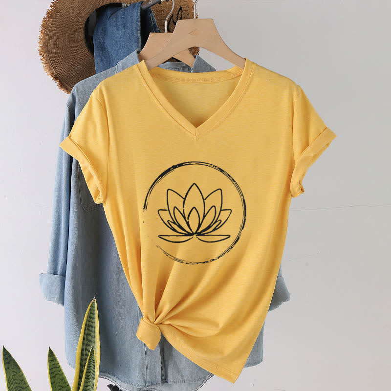 Olivenorma Boho-T-Shirt mit lockerem V-Ausschnitt und Lotusblume - Gelb - 2XL - image 17