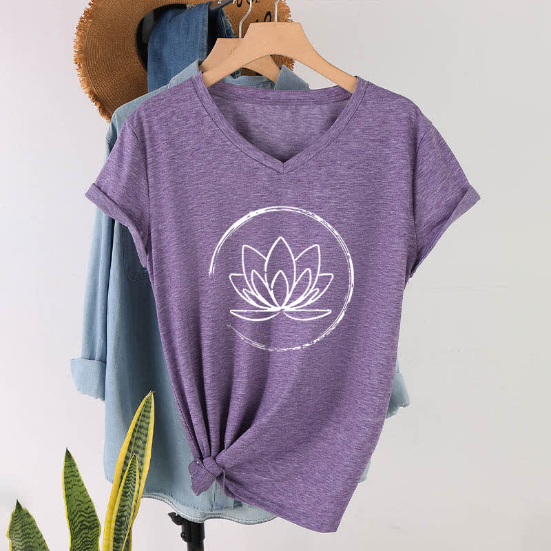 Olivenorma Boho-T-Shirt mit lockerem V-Ausschnitt und Lotusblume - Lila - 2XL - image 25