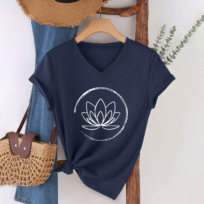 Olivenorma Boho-T-Shirt mit lockerem V-Ausschnitt und Lotusblume - Marineblau - 2XL - image 5