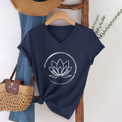 Olivenorma Boho-T-Shirt mit lockerem V-Ausschnitt und Lotusblume - Marineblau - 2XL - image 5