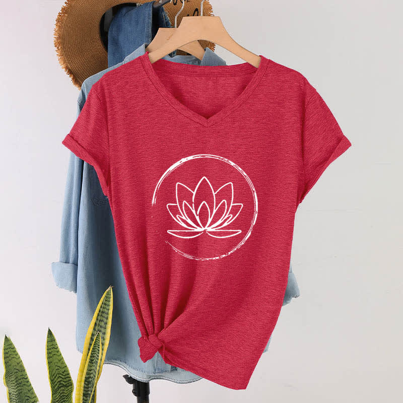 Olivenorma Boho-T-Shirt mit lockerem V-Ausschnitt und Lotusblume - Rot - 2XL - image 15