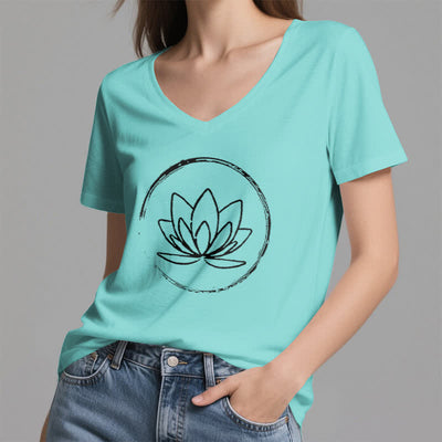 Olivenorma Boho-T-Shirt mit lockerem V-Ausschnitt und Lotusblume - image 24