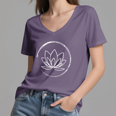 Olivenorma Boho-T-Shirt mit lockerem V-Ausschnitt und Lotusblume - image 26