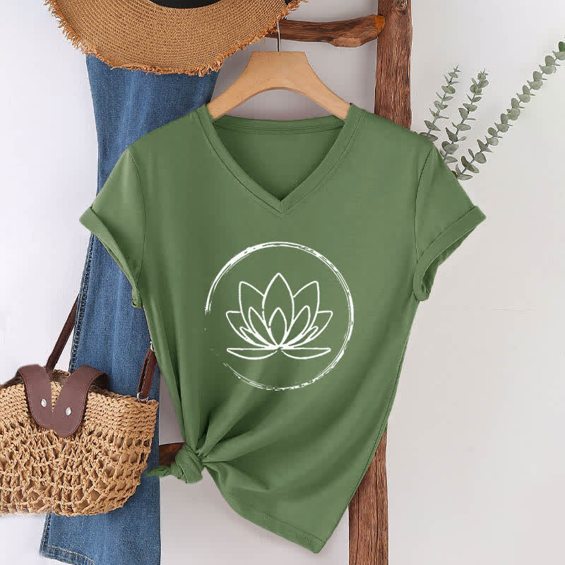 Olivenorma Boho-T-Shirt mit lockerem V-Ausschnitt und Lotusblume - Olivgrün - 2XL - image 9