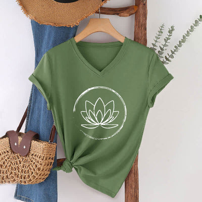 Olivenorma Boho-T-Shirt mit lockerem V-Ausschnitt und Lotusblume - Olivgrün - 2XL - image 9