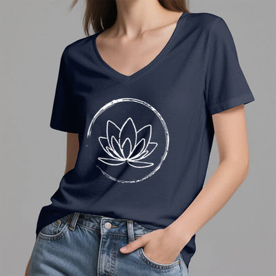Olivenorma Boho-T-Shirt mit lockerem V-Ausschnitt und Lotusblume - image 6