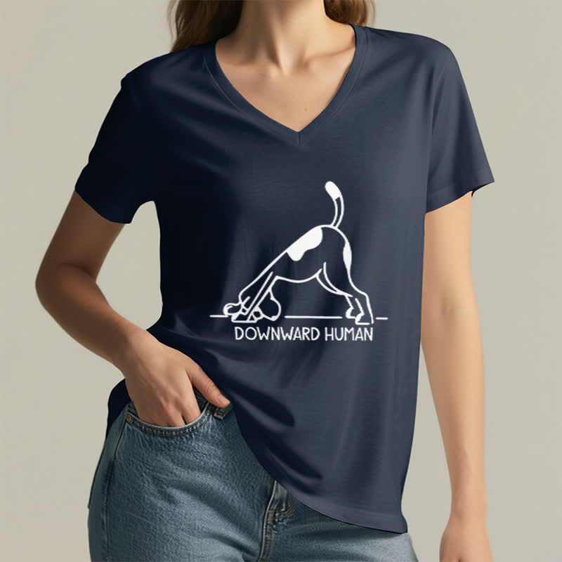 Olivenorma Downward-Facing Dog Yoga T-Shirt mit V-Ausschnitt - image 6