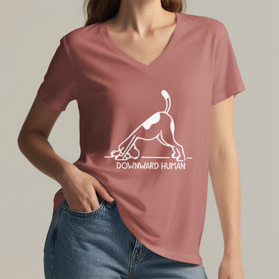 Olivenorma Downward-Facing Dog Yoga T-Shirt mit V-Ausschnitt - image 18