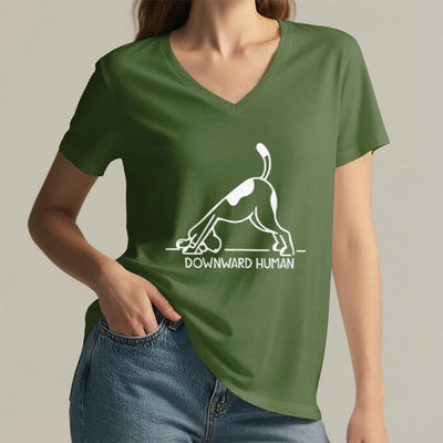 Olivenorma Downward-Facing Dog Yoga T-Shirt mit V-Ausschnitt - image 10