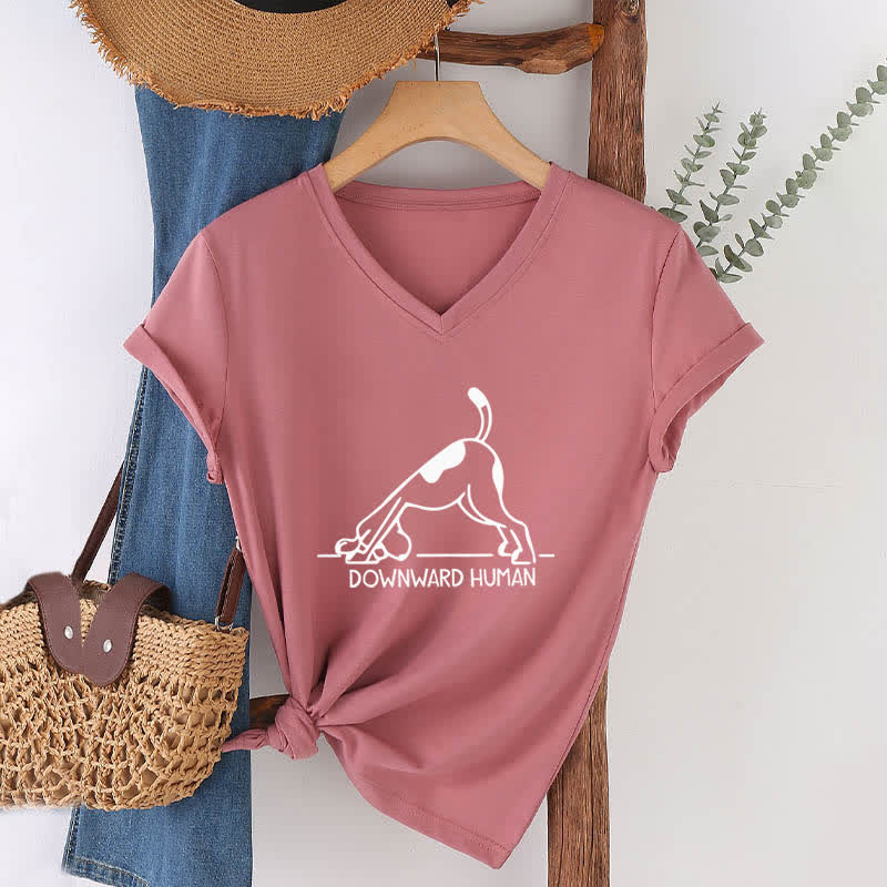 Olivenorma Downward-Facing Dog Yoga T-Shirt mit V-Ausschnitt - Rosa - 2XL - image 17